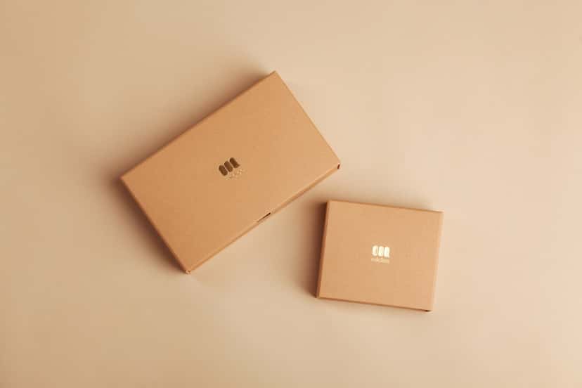 Sturdy flat boxes and corner protection for storing canvas prints