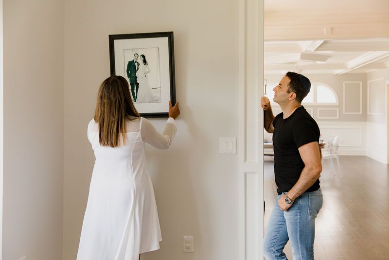 couple-hanging-canvas-print
